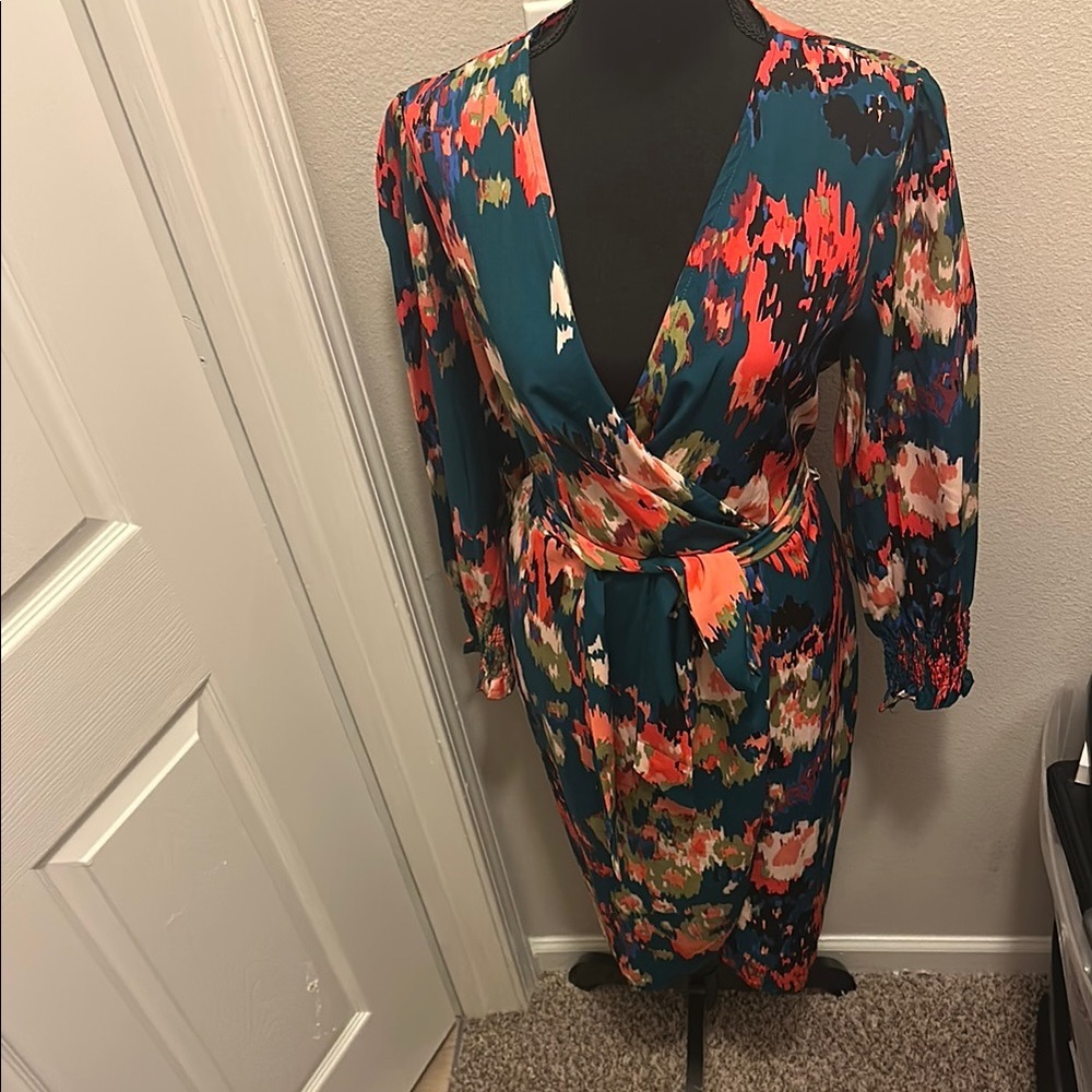 Green Cocktail Dress with V-Neck and Ruched Waist